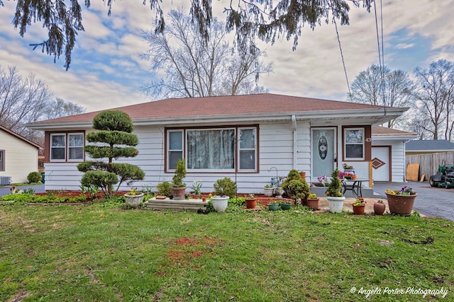 43 Lippincott Rd, Fox Lake, IL 60020 - ranch-style home with driveway, a garage, and a front yard