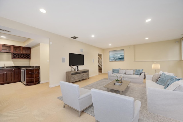 living area with visible vents, baseboards, recessed lighting, and indoor wet bar