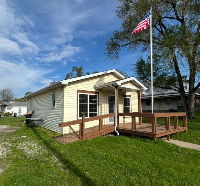 117 N Vermilion St, Potomac, IL 61865 - view of front of home with a deck and a front yard