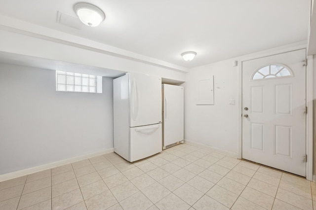 1655 W Byron St, Chicago, IL 60613 - foyer entrance featuring light tile patterned floors and baseboards