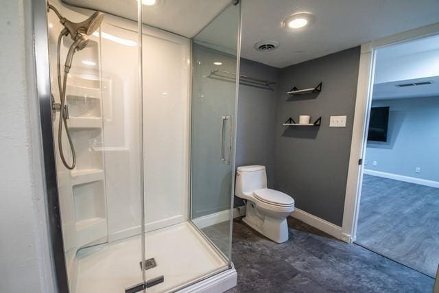 full bath with visible vents, toilet, a stall shower, and baseboards