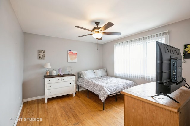 bedroom featuring light wood-style floors, baseboards, and a ceiling fan