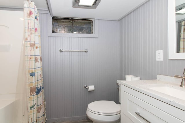 full bath with curtained shower, visible vents, toilet, and vanity