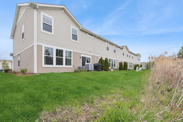 2830 Kessler Dr, Mundelein, IL 60060 - back of property featuring a yard