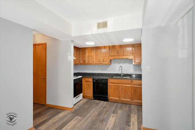 kitchen with brown cabinets, a sink, visible vents, dark wood-style flooring, and black appliances
