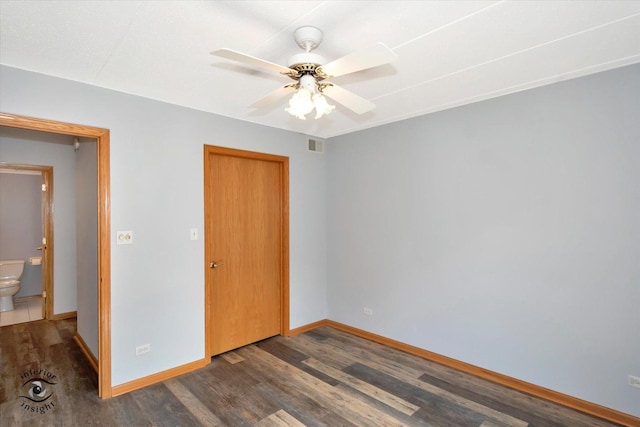 washroom with a sink, cabinet space, baseboards, and independent washer and dryer