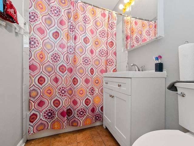 full bath with tile patterned floors, a shower with shower curtain, vanity, and toilet