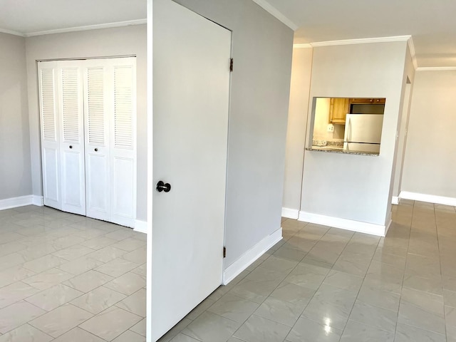 5424 W Ferdinand St Unit 104, Chicago, IL 60644 - interior space featuring baseboards, freestanding refrigerator, and crown molding