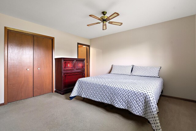bedroom featuring light colored carpet, baseboards, and ceiling fan