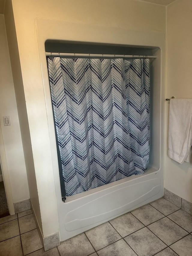 interior details with shower / bathtub combination with curtain