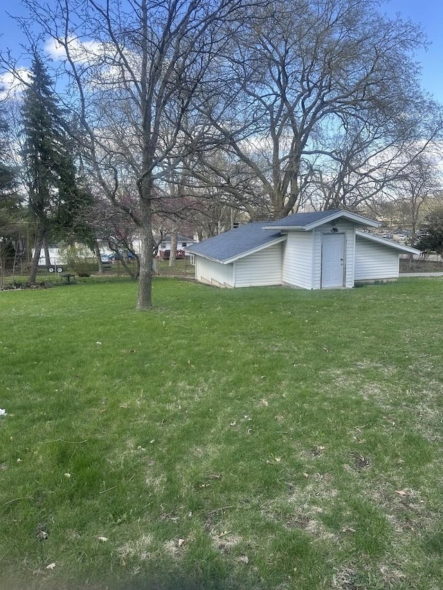 view of yard with an outbuilding