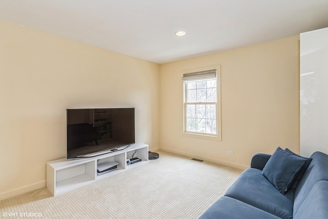 living area featuring visible vents, baseboards, carpet flooring, and recessed lighting