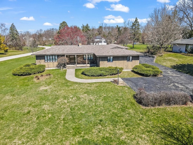 view of front of property featuring a front yard