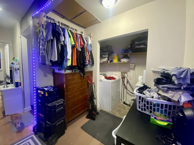 walk in closet featuring washing machine and clothes dryer