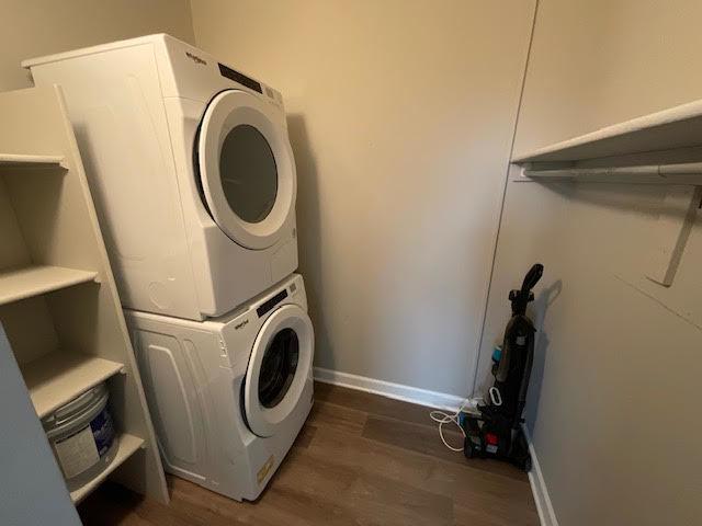 spare room with dark wood-type flooring, a ceiling fan, baseboards, and cooling unit