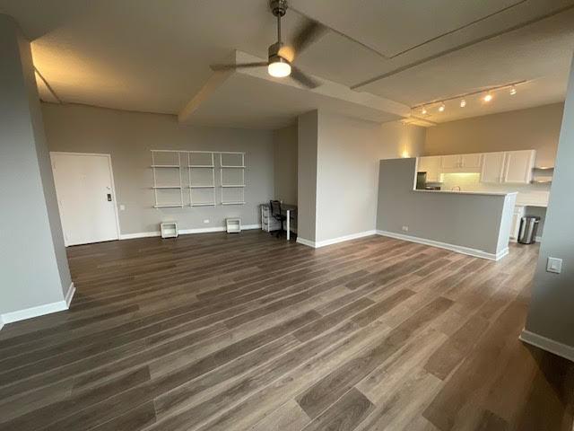 kitchen with a sink, electric range, dark wood-style flooring, and tasteful backsplash