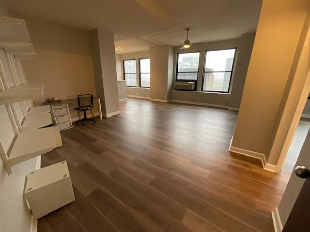 600 S Dearborn St Unit 1603, Chicago, IL 60605 - unfurnished living room with baseboards, dark wood-type flooring, a ceiling fan, and cooling unit