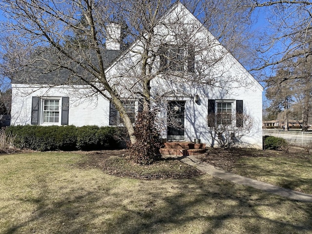 view of front of house with a front lawn