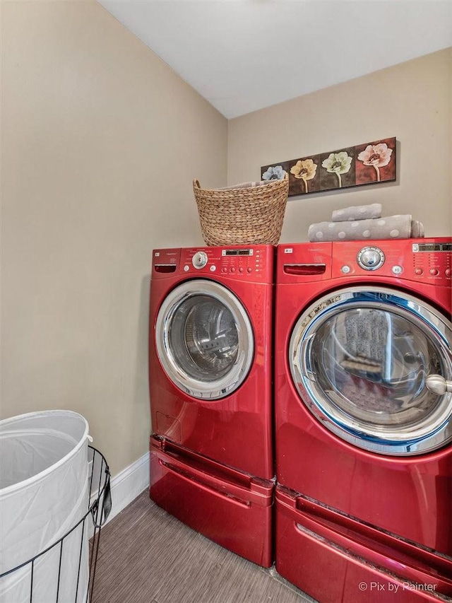 laundry room featuring laundry area, baseboards, and independent washer and dryer