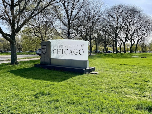 community sign with a lawn