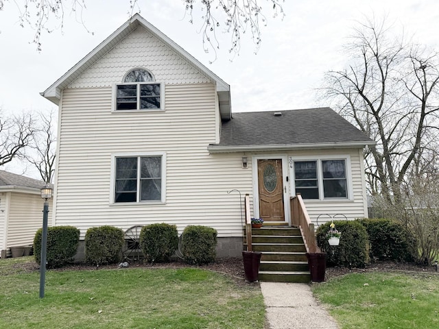 304 N Maple St, Grant Park, IL 60940 - view of front facade featuring roof with shingles, entry steps, and a front lawn