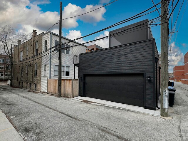 3615 N Janssen Ave, Chicago, IL 60613 - view of side of home with a garage