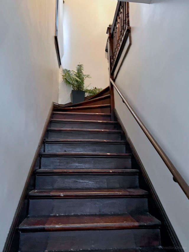 3615 N Janssen Ave, Chicago, IL 60613 - view of staircase
