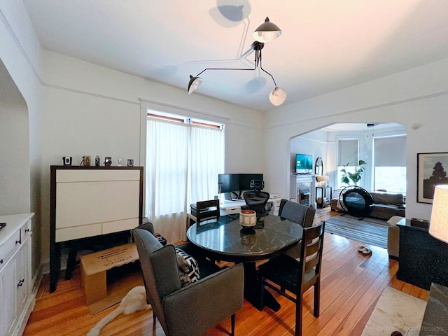 3615 N Janssen Ave, Chicago, IL 60613 - dining room with arched walkways and light wood-style floors