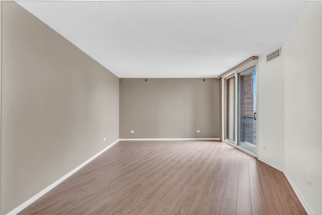 600 N Kingsbury St Unit 1114, Chicago, IL 60654 - spare room featuring light wood-style floors, visible vents, and baseboards