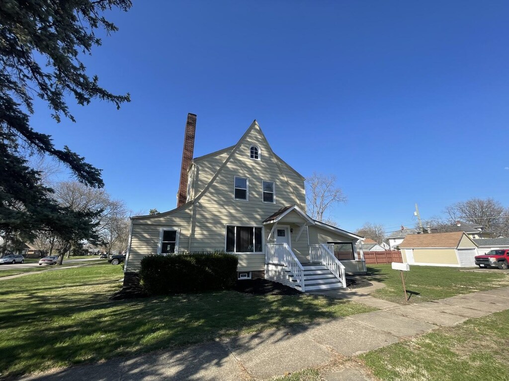 994 S 7th Ave, Kankakee, IL 60901 - view of front of home with fence and a front lawn
