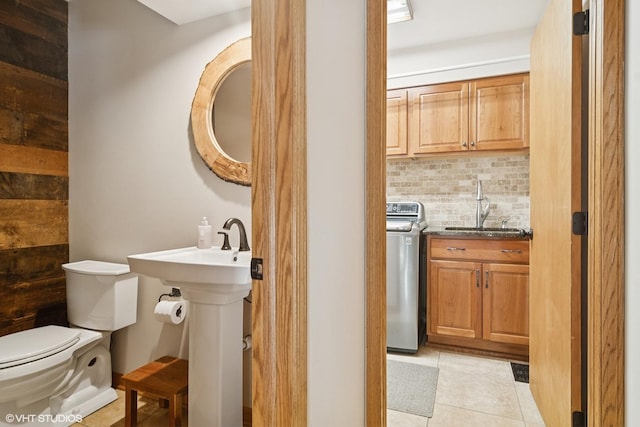 22846 W Lochanora Dr, Hawthorn Woods, IL 60047 - bathroom featuring washer / clothes dryer, a sink, backsplash, toilet, and tile patterned floors