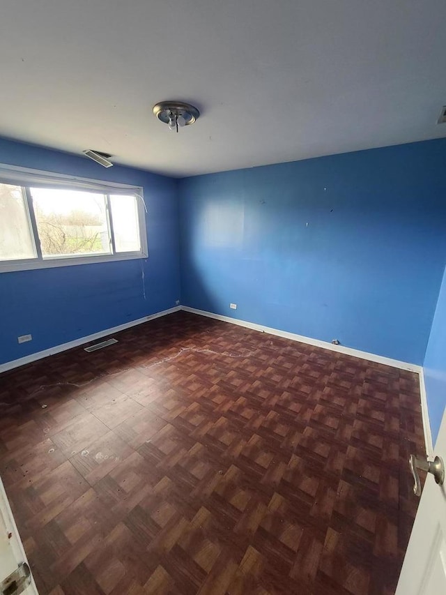 empty room with visible vents and baseboards
