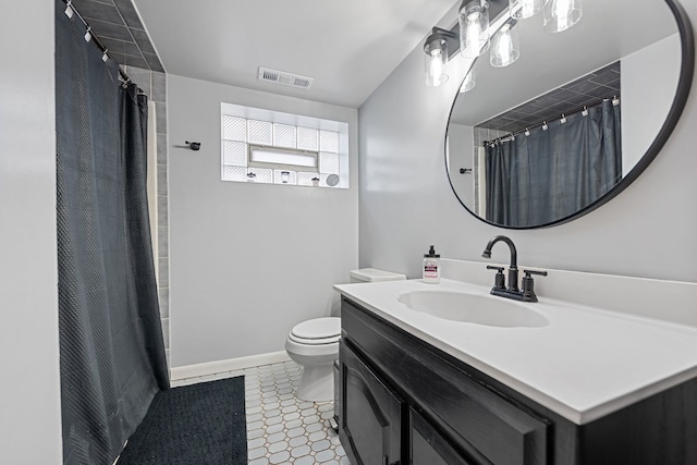 full bathroom featuring toilet, baseboards, visible vents, curtained shower, and vanity