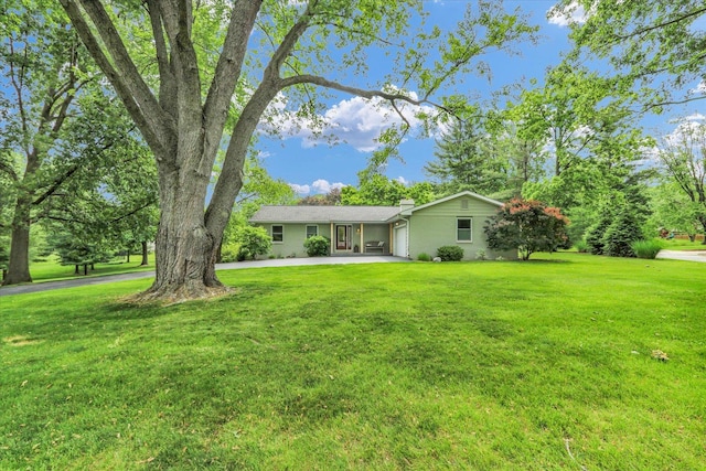 1104 Parkview Dr, Mahomet, IL 61853 - view of front facade featuring an attached garage, a front yard, and driveway