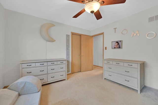 living area with visible vents, light carpet, baseboards, and ceiling fan