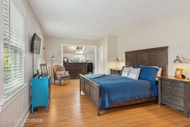 406 S Evergreen Ave, Arlington Heights, IL 60005 - bedroom featuring light wood-style floors and a textured ceiling