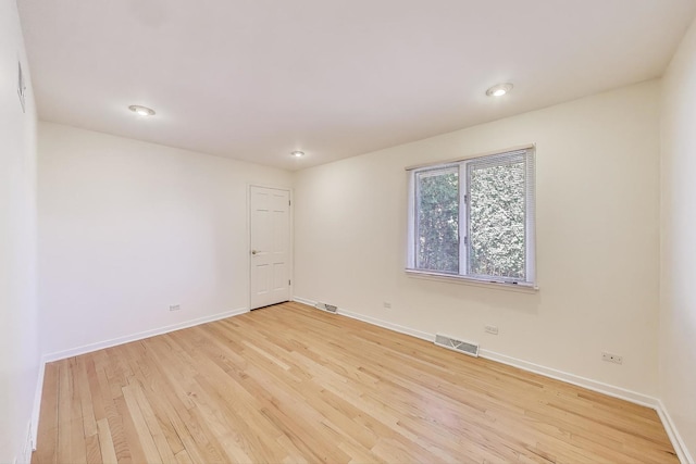 unfurnished room featuring light wood-type flooring, baseboards, visible vents, and recessed lighting