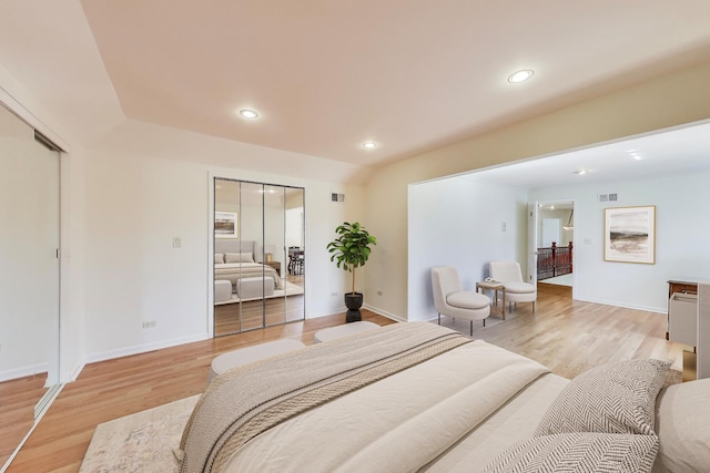 bedroom featuring light wood-type flooring, baseboards, visible vents, and recessed lighting
