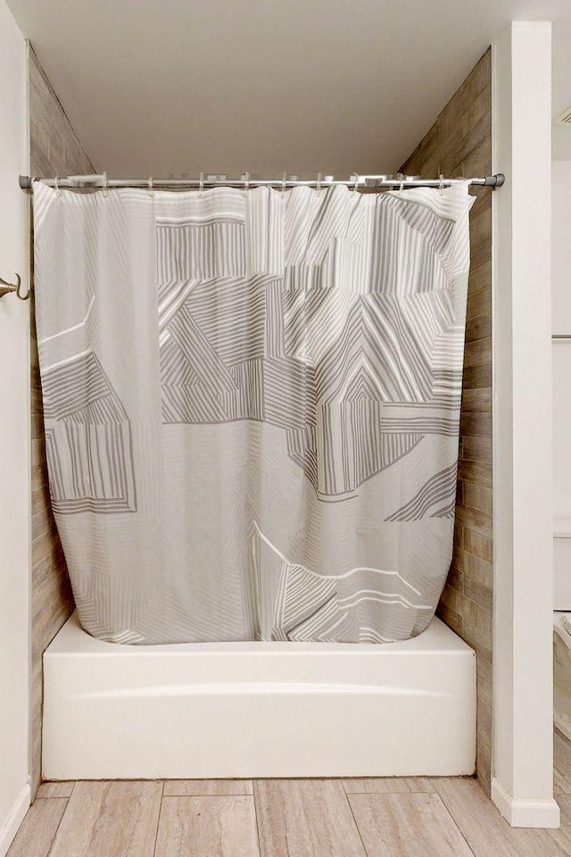 bathroom with shower / bath combo