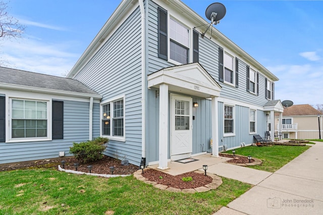 1290 Pleasant Ave Unit C, Glendale Heights, IL 60139 - view of front facade with a front yard and board and batten siding