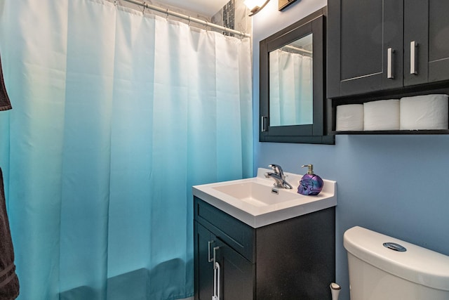 full bath with vanity, toilet, and a shower with shower curtain