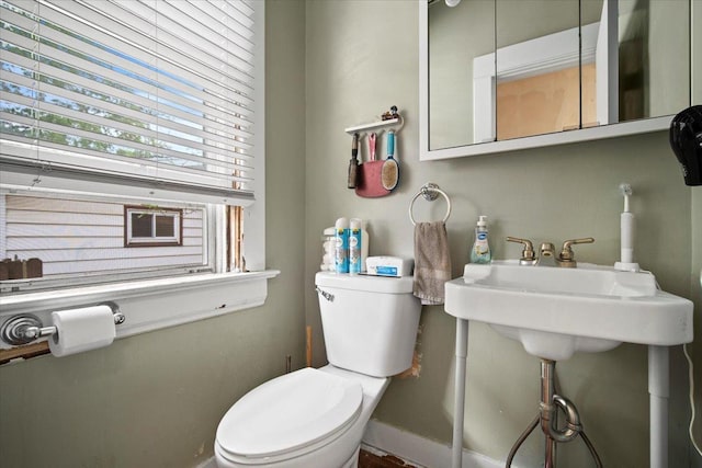 219 W Bennett St, Pontiac, IL 61764 - half bath featuring toilet and baseboards