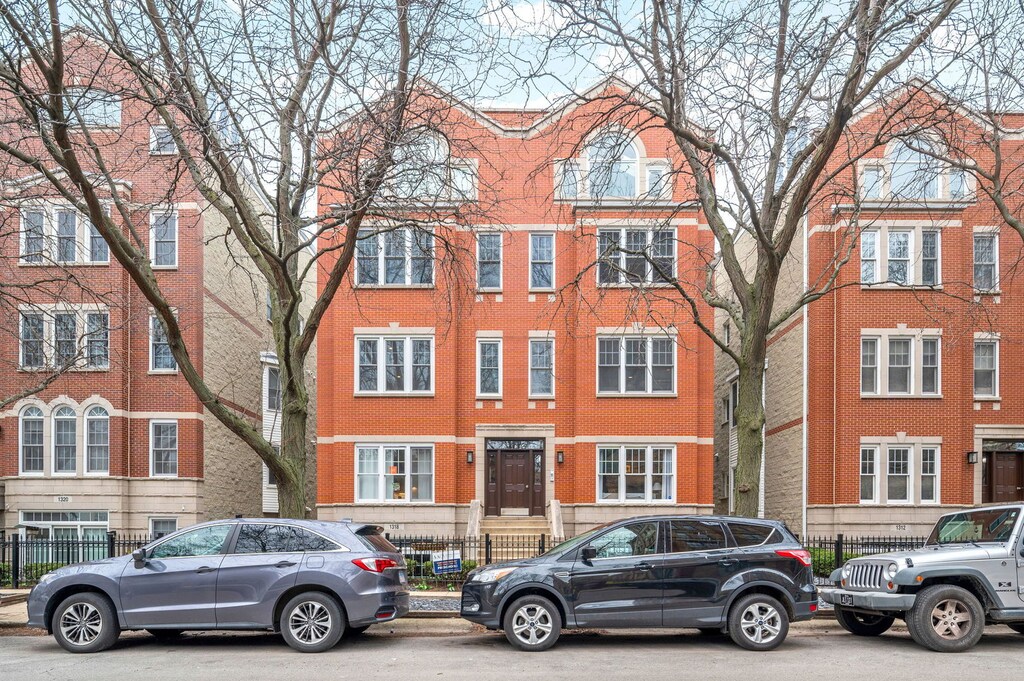 1318 W Fletcher St Unit 3W, Chicago, IL 60657 - view of front of property featuring fence