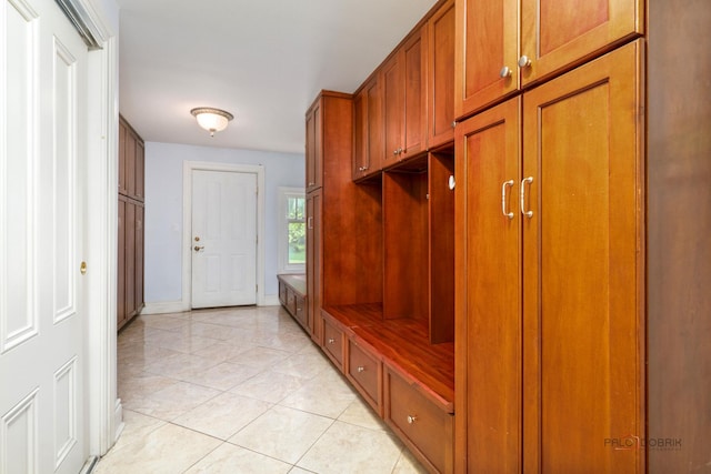2426 Lexington Dr, Long Grove, IL 60047 - mudroom featuring baseboards
