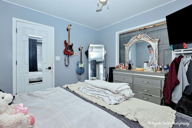 bedroom with ceiling fan