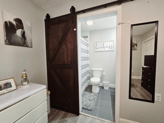 full bathroom featuring toilet, a shower with curtain, and baseboards