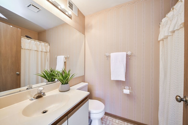 full bath with visible vents, wallpapered walls, and toilet