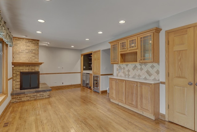 1616 N Dale Ave, Arlington Heights, IL 60004 - kitchen featuring light wood-style floors, visible vents, light countertops, baseboards, and backsplash