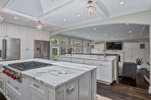 280 Old Farm Rd, Northfield, IL 60093 - kitchen featuring stainless steel appliances, an island with sink, arched walkways, a sink, and dark wood-type flooring