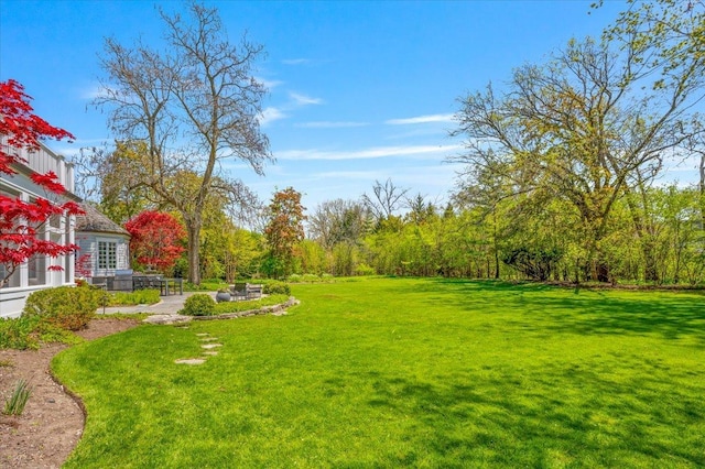 280 Old Farm Rd, Northfield, IL 60093 - view of grassy yard with a patio area